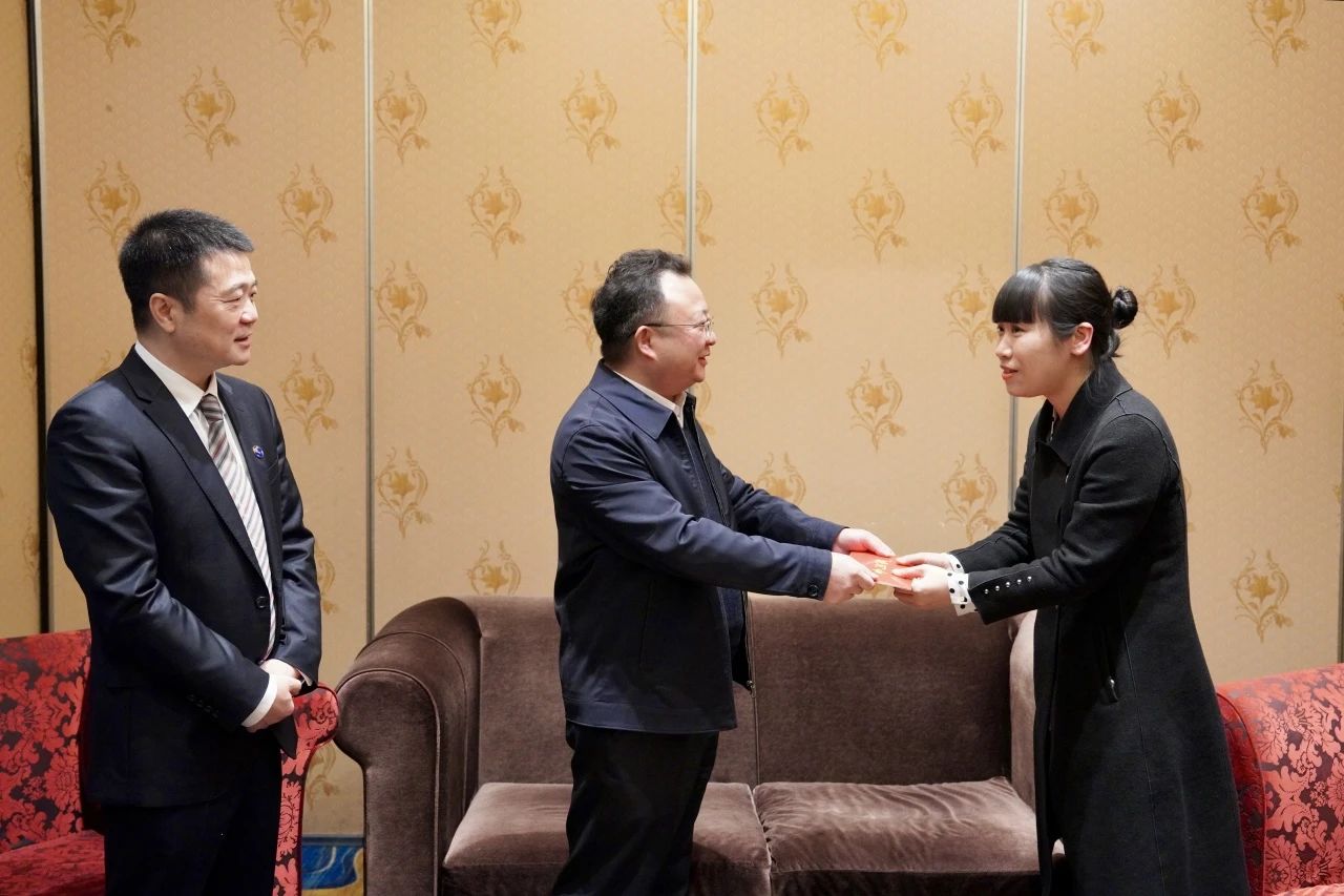 省国资委党委委员、副主任何政一行走访慰问省尊龙凯时集团生活困难党员