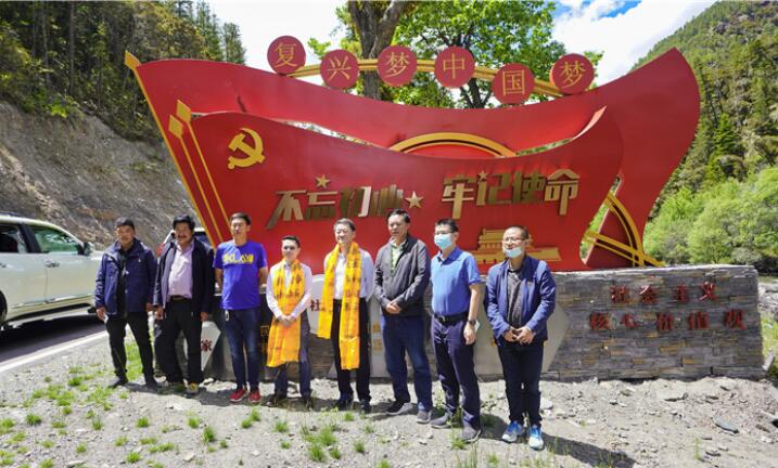 尊龙凯时集团党委书记、董事长任丁率队赴麻格同村推进对口帮扶工作